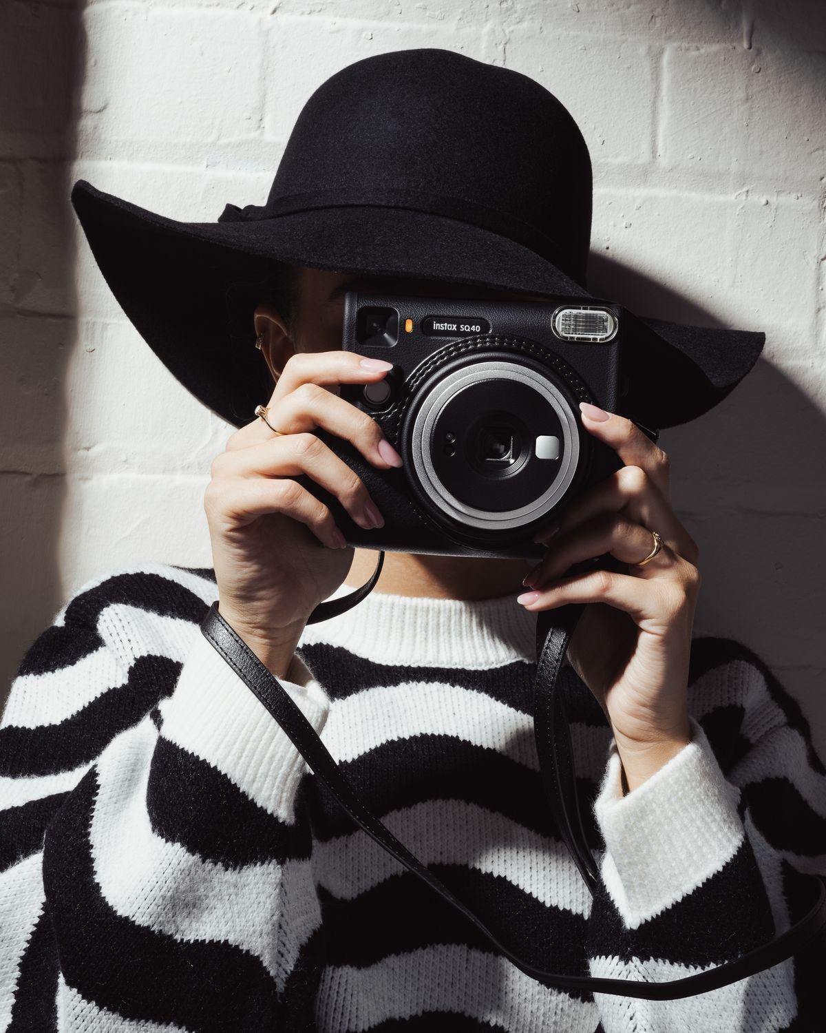 Фотокамера миттєвого друку Fujifilm INSTAX SQUARE SQ40 Black Чорна